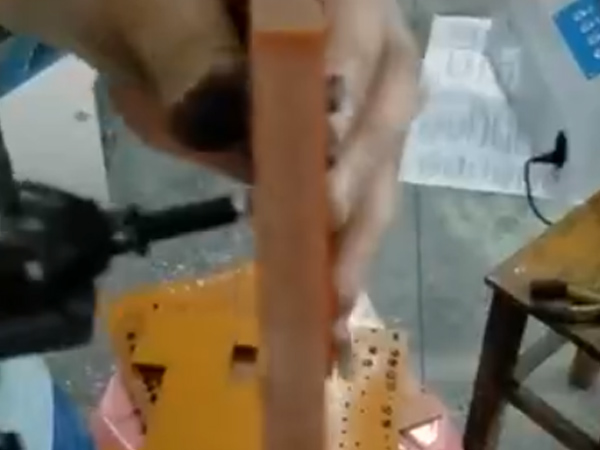 自動(dòng)拉鉚釘機(jī)