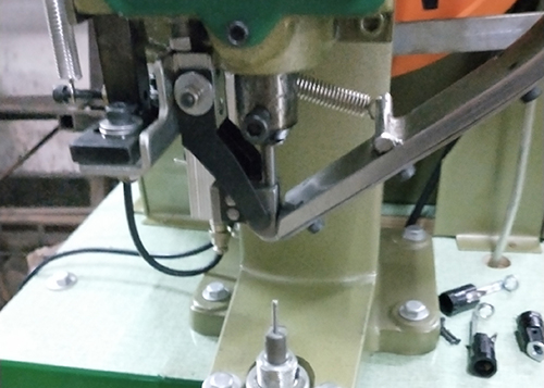 桌上型振動(dòng)盤送料鉚釘機(jī)小型輕便振動(dòng)盤送料鉚釘機(jī)